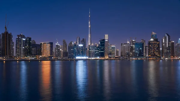 Dubai Nin Alacakaranlıktaki Silüeti Business Bay Bölgesindeki Dubai Kanalı Nın — Stok fotoğraf