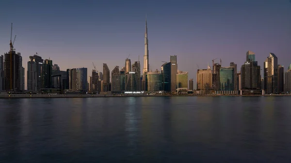 Dubai Nin Gün Batımında Silueti Business Bay Bölgesindeki Dubai Kanalı — Stok fotoğraf