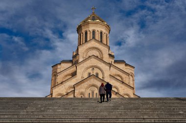 Georgia, Tiflis 'teki Kutsal Üçleme Katedrali dramatik bir gökyüzüne karşı..                          