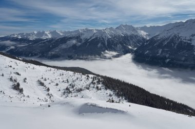 Kış mevsiminde Wildkogel Kayak Salonu 'nda güzel Alp Dağları' nın arkasında bir pansiyon ve restoran..                               