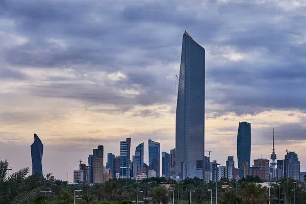 Kuveyt Alacakaranlıktaki Silueti Hamra Kulesi Nin Egemenliğinde — Stok fotoğraf