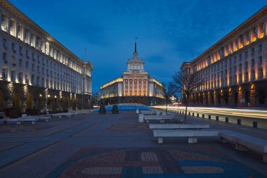 Ulusal Meclis binası gece aydınlanıyor. Ön planda, karenin zemini karmaşık mozaik tasarımını gözler önüne seriyor..                            