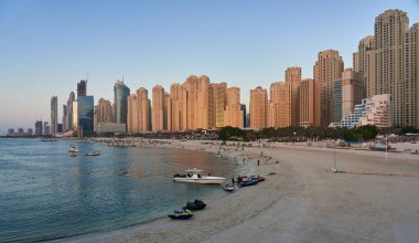 JBR plajı manzarası ve Dubai, Birleşik Arap Emirlikleri 'ndeki Jumeirah Plaj Konutları' nın üniformalı binaları.            