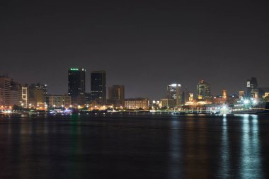 Dubai 'deki Dubai Deresi' nin karşısındaki Deira bölgesi manzarası, Birleşik Arap Emirlikleri geceleri.                               