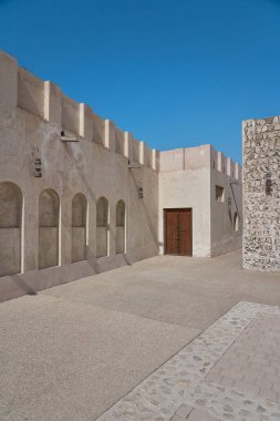 Şehrin kültür merkezi olan Sharjah Heritage Village 'daki birkaç binadan birinin duvarı..                               