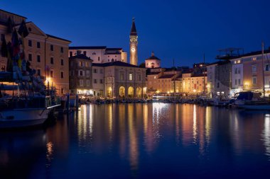 Slovenya 'nın küçük Piran kasabasının ufuk çizgisi Aziz George Kilisesi' nin çan kulesiyle kaplıdır..                               