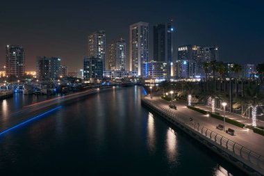 Dubai Marina, Birleşik Arap Emirlikleri 'nde akşam saatlerinde.                               