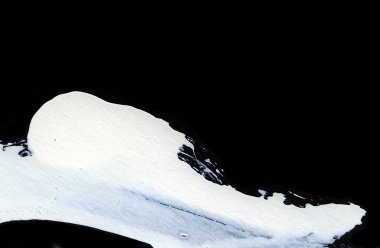 Siyah arkaplan zen tarzı arkaplan ve doku üzerinde dinamik beyaz fırça darbeleri