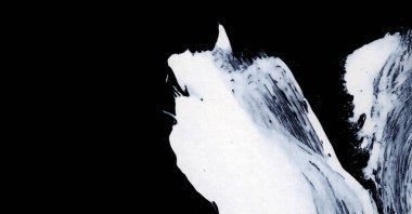 Siyah arkaplan zen tarzı arkaplan ve doku üzerinde dinamik beyaz fırça darbeleri