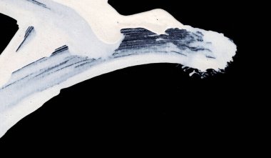 Siyah arkaplan zen tarzı arkaplan ve doku üzerinde dinamik beyaz fırça darbeleri