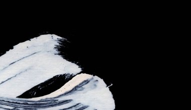 Siyah arkaplan zen tarzı arkaplan ve doku üzerinde dinamik beyaz fırça darbeleri