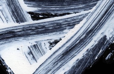 Siyah arkaplan zen tarzı arkaplan ve doku üzerinde dinamik beyaz fırça darbeleri