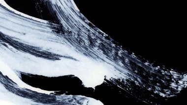 Siyah arkaplan zen tarzı arkaplan ve doku üzerinde dinamik beyaz fırça darbeleri