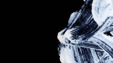 Siyah arkaplan zen tarzı arkaplan ve doku üzerinde dinamik beyaz fırça darbeleri