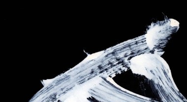 Siyah arkaplan zen tarzı arkaplan ve doku üzerinde dinamik beyaz fırça darbeleri