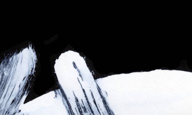 Siyah arkaplan zen tarzı arkaplan ve doku üzerinde dinamik beyaz fırça darbeleri