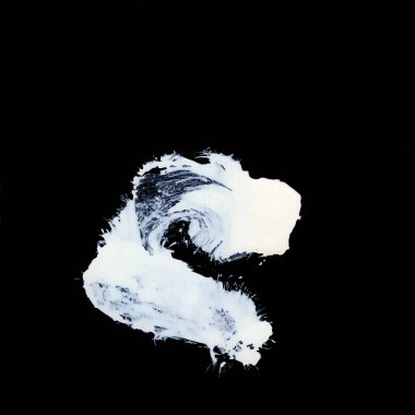 Siyah arkaplan zen tarzı arkaplan ve doku üzerinde dinamik beyaz fırça darbeleri