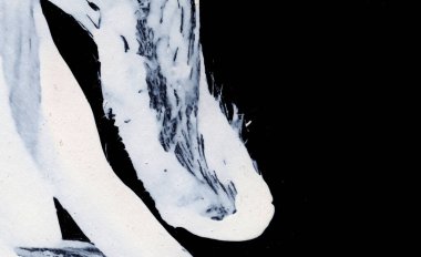 Siyah arkaplan zen tarzı arkaplan ve doku üzerinde dinamik beyaz fırça darbeleri