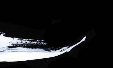 Siyah arkaplan zen tarzı arkaplan ve doku üzerinde dinamik beyaz fırça darbeleri