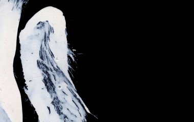 Siyah arkaplan zen tarzı arkaplan ve doku üzerinde dinamik beyaz fırça darbeleri