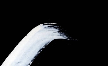 Siyah arkaplan zen tarzı arkaplan ve doku üzerinde dinamik beyaz fırça darbeleri