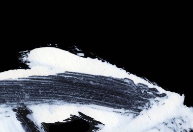 Siyah arkaplan zen tarzı arkaplan ve doku üzerinde dinamik beyaz fırça darbeleri