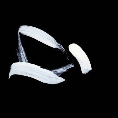 Siyah arkaplan zen tarzı arkaplan ve doku üzerinde dinamik beyaz fırça darbeleri