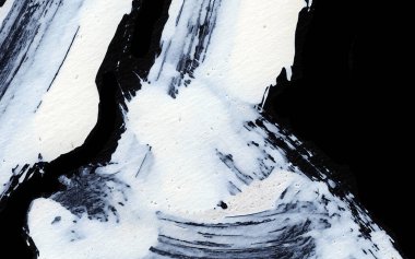 Siyah arkaplan zen tarzı arkaplan ve doku üzerinde dinamik beyaz fırça darbeleri