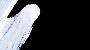 Siyah arkaplan zen tarzı arkaplan ve doku üzerinde dinamik beyaz fırça darbeleri