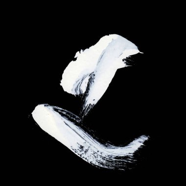 Siyah arkaplan zen tarzı arkaplan ve doku üzerinde dinamik beyaz fırça darbeleri