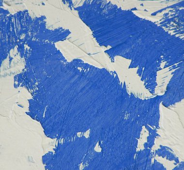 Canlı, renkli ve yaratıcı arka planlar için mavi ve beyaz renklerle yakın plan boyama. Tuval üzerine yağ. Palet bıçağı ve fırça darbeleri dokusu.