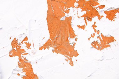 Canlı, renkli ve yaratıcı arka planlar için turuncu ve beyaz renklerle yakın plan boyama. Tuval üzerine yağ. Palet bıçağı ve fırça darbeleri dokusu.