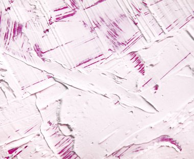 İlginç ve dinamik arka planlar için mor ve beyaz fırça darbeleriyle akrilik boya dokusu. Web tasarım kalıpları ve duvar kağıtları için uygundur.