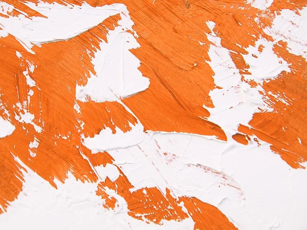 Canlı, renkli ve yaratıcı arka planlar için turuncu ve beyaz renklerle yakın plan boyama. Tuval üzerine yağ. Palet bıçağı ve fırça darbeleri dokusu.