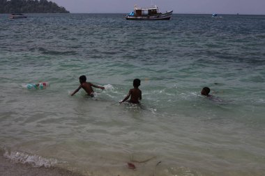 Okyanusta yüzen Hintli çocuklar 