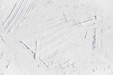 İlginç ve modern arka planlar için fırça ve palet bıçak darbeleriyle boyanmış beyaz doku. Web tasarımları ve duvar kağıtları için uygun.