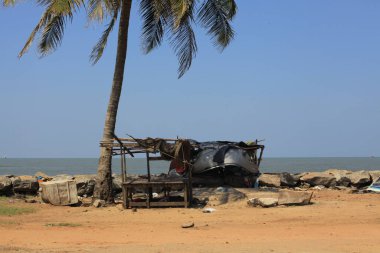 Sahilde bir balıkçı teknesi
