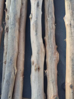 İlginç arka plan fikirleri için ahşap kütükler yığılır.