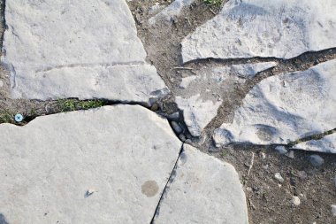 Çatlaklı beyaz taş kaldırımlar.