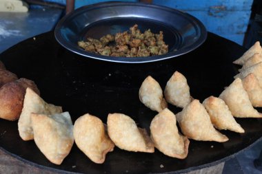 Arka planda lezzetli kızarmış yiyecekler, yakın plan.