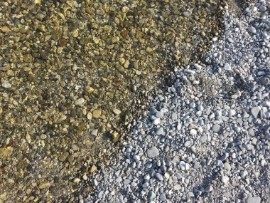 Çatlakları ve taşları olan çakıllı bir yolun dokusu