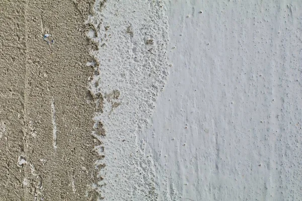 Çatlakları ve çizikleri olan beton duvar dokusu arka plan olarak kullanılabilir.