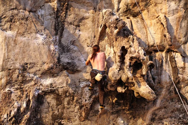 Junger Mann Klettert Auf Den Felsen — Stockfoto