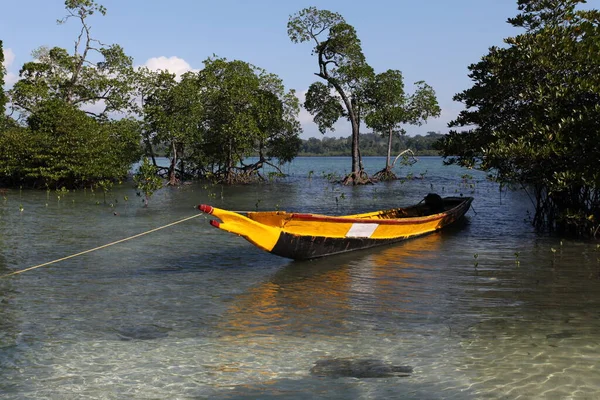  Hindistan sahillerinde eski ahşap balıkçı tekneleri 
