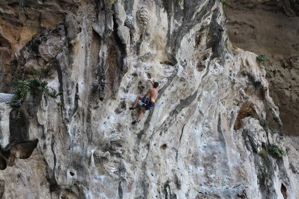 Giovane Che Arrampica Sulla Roccia — Foto Stock