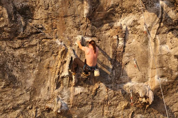 Joven Trepando Sobre Roca —  Fotos de Stock