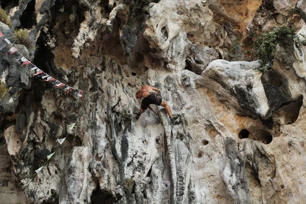 Νεαρός Που Σκαρφαλώνει Στο Βράχο — Φωτογραφία Αρχείου