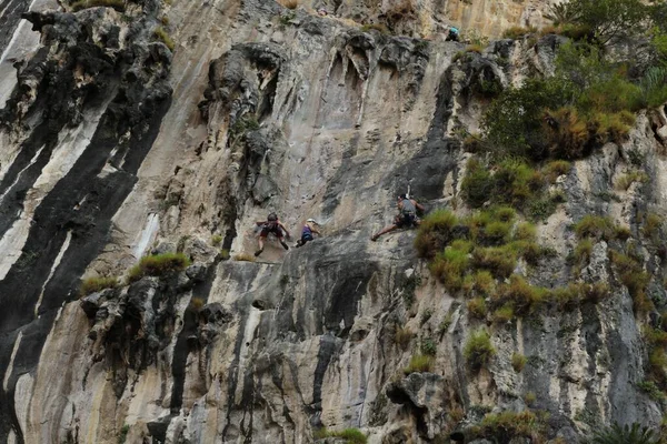 Gençler Kayaya Tırmanıyor — Stok fotoğraf
