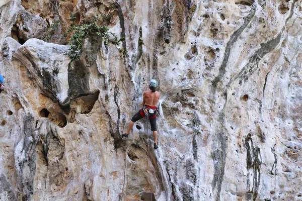 Genç Adam Kayaya Tırmanıyor — Stok fotoğraf