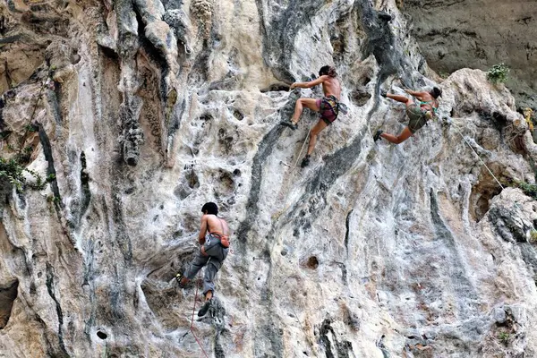 Giovani Che Arrampicano Sulla Roccia — Foto Stock